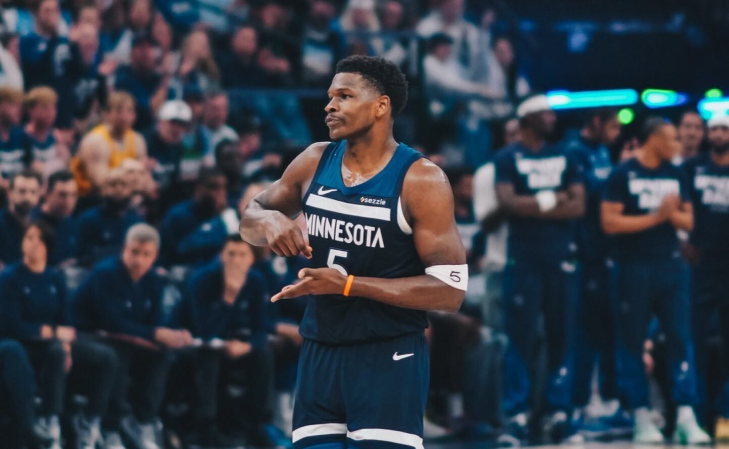 Anthony Edwards foi o grande destaque da noite, com 43 pontos e nove rebotes, comandando a vitória que deixou os Wolves a uma vitória da classificação.