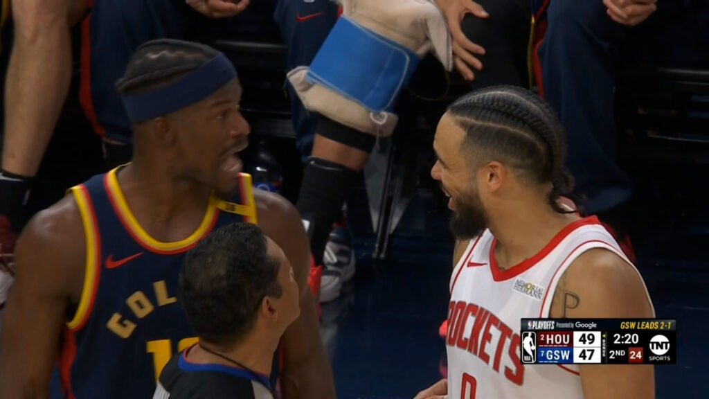 Jimmy Butler do Warriors e Dillon Brooks do Rockets trocando provocações durante a partida.