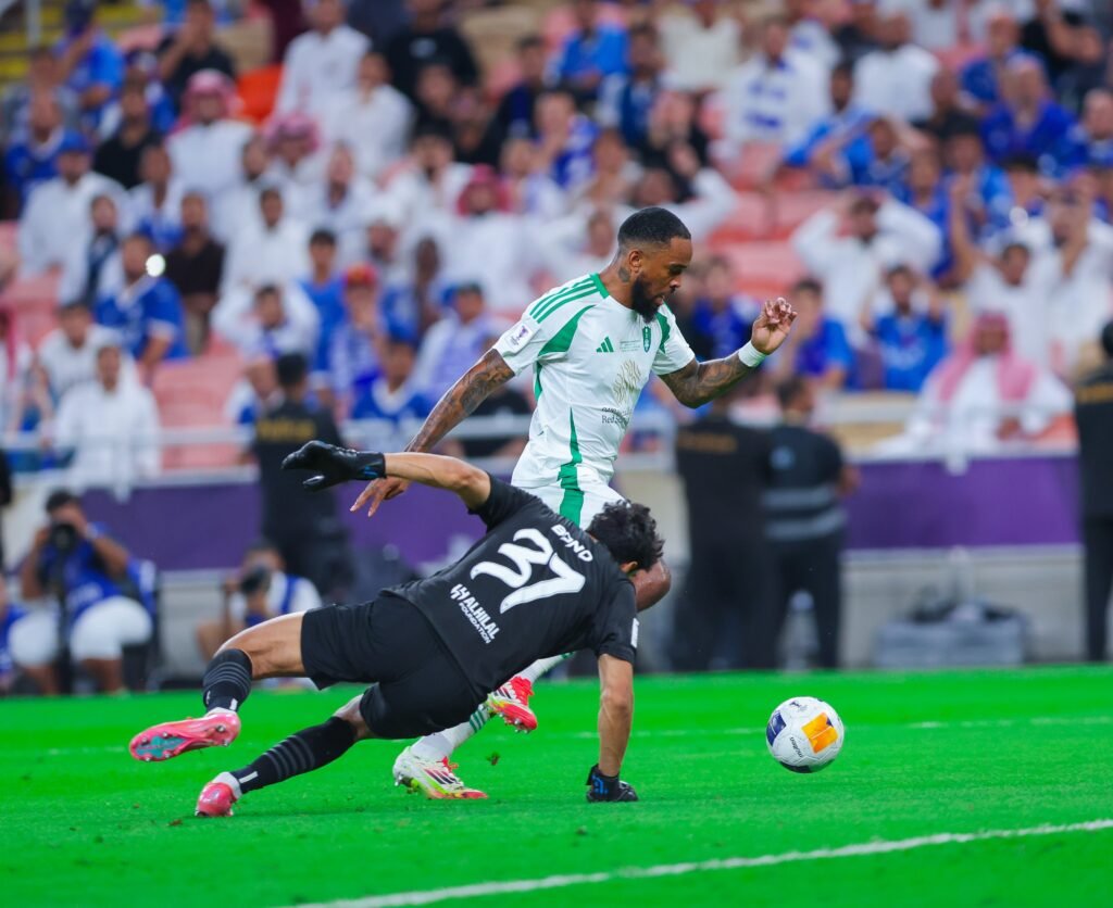 Toney marcando o segundo gol do Al-Ahli em cima do Al-Hilal