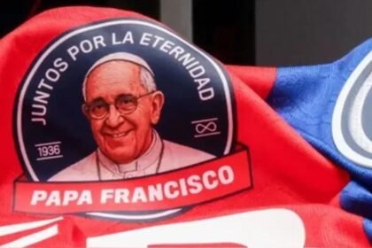Camisa em homenagem ao Papa Francisco - Foto: Divulgação / San Lorenzo
