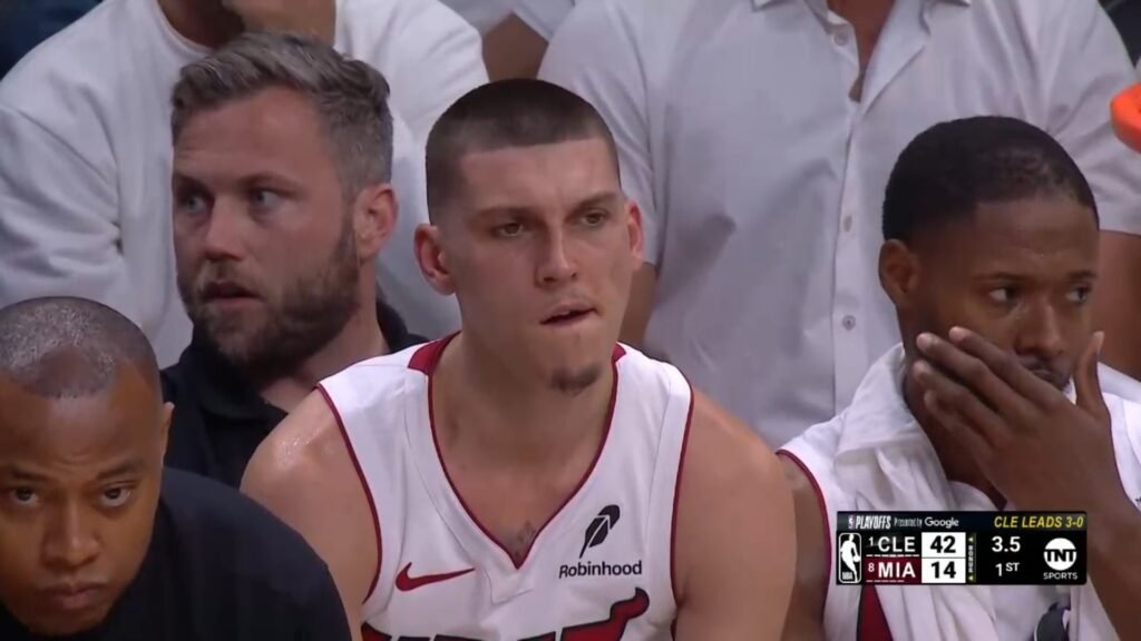 Jovic, jogador do Miami Heat acompanhando a derrota para os Cavs.