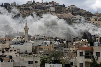 Fumaça sobe após uma explosão sobre o campo de refugiados palestinos de Jenin - Reprodução