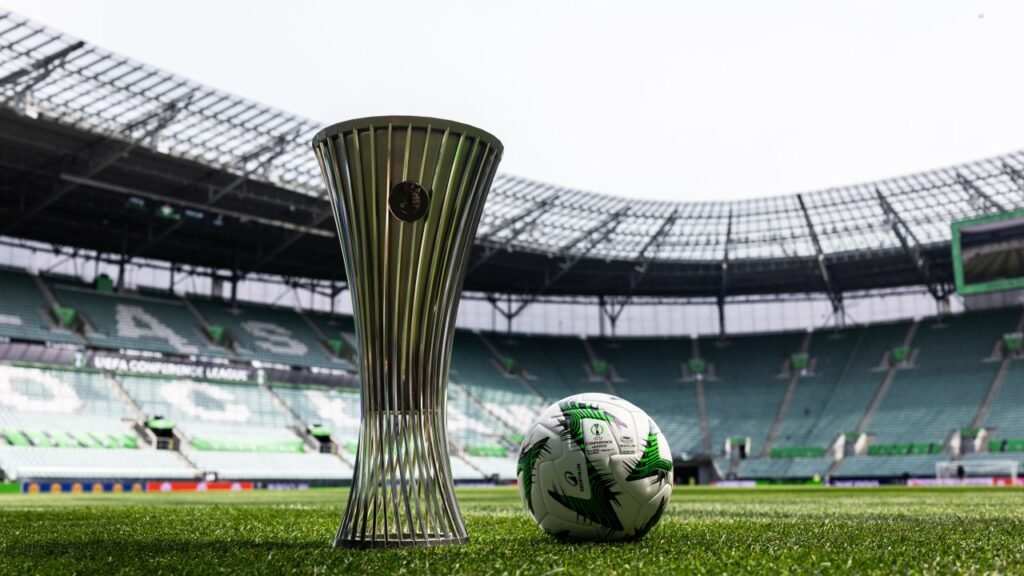 Troféu da Conference League no palco da final de logo mais - Foto: UEFA