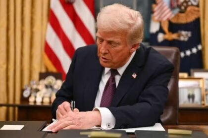 O presidente dos EUA, Donald Trump, assina decreto na Casa Branca — Foto: AFP