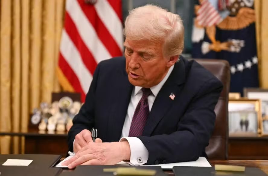 O presidente dos EUA, Donald Trump, assina decreto na Casa Branca — Foto: AFP
