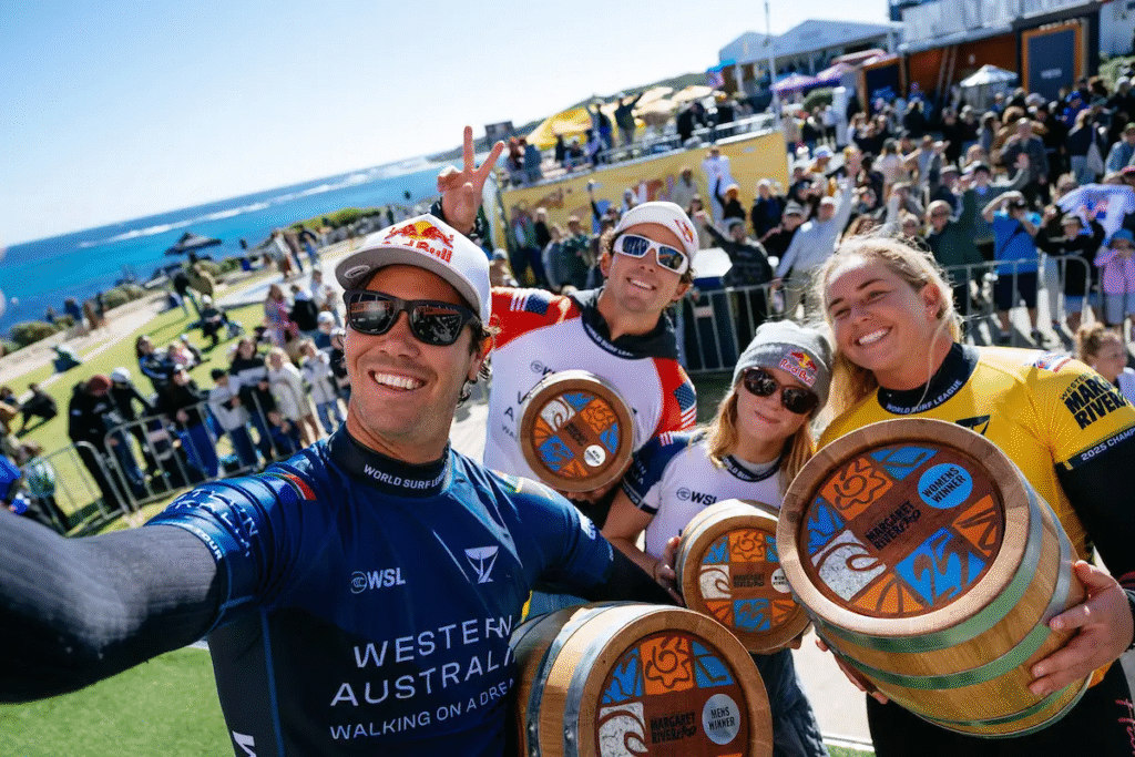 Jordy Smith: Gabriela Bryan e Jordy Smith comemorando a vitória no Margaret River Pro de 2025 - Foto: Beatriz Ryder / World Surf League