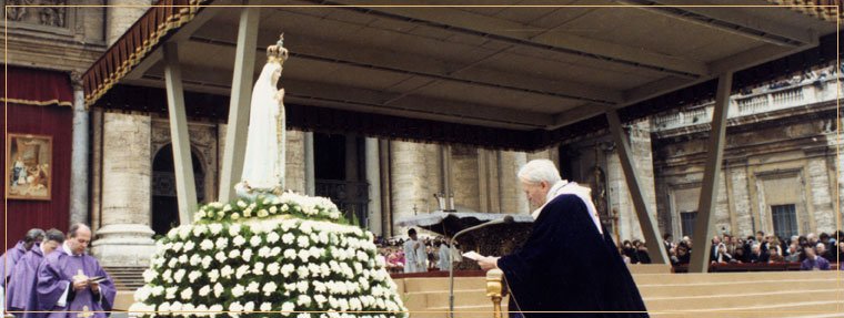 O falecido Sumo Pontífice encontrou-se com o então bispo de Fátima, D. Alberto Cosme do Amaral e ofereceu a bala disparada pelo turco Ali Agca e que lhe trespassou o corpo no atentado de que foi vítima, em sinal de agradecimento à Virgem por lhe ter salvado a vida, tendo dito na altura “Tenho aqui uma prenda para Nossa Senhora”.