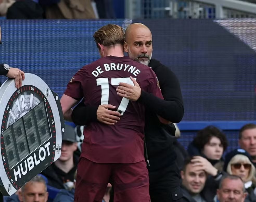 Manchester City: De Bruyne abraça Guardiola durante o jogo entre Everton e Manchester City, na Premier League — Foto: Reuters