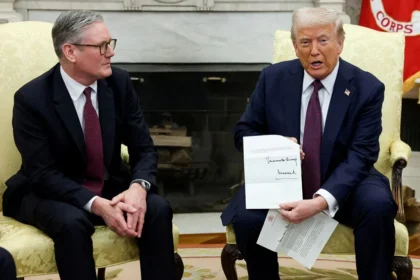 Presidente dos EUA, Donald Trump se encontra com premiê britânico Keir Starmer .