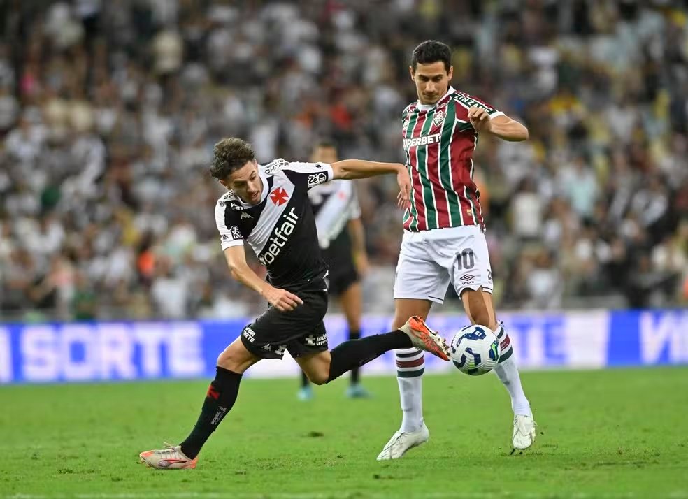 Renato Gaúcho: Ganso do Fluminense disputa lance com Nuno Moreira do Vasco durante clásscio no Maracanã — Foto: André Durão