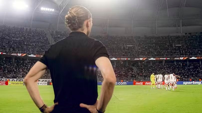 Filipe Luís à beira do campo durante o confronto - Foto: Reprodução/Redes Socias