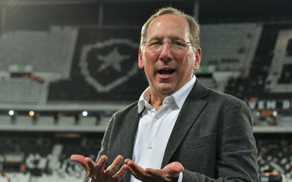 Álvaro Montoro: John Textor, dono da SAF do Botafogo, no Estádio Nilton Santos - Foto: Thiago Ribeiro/AGIF