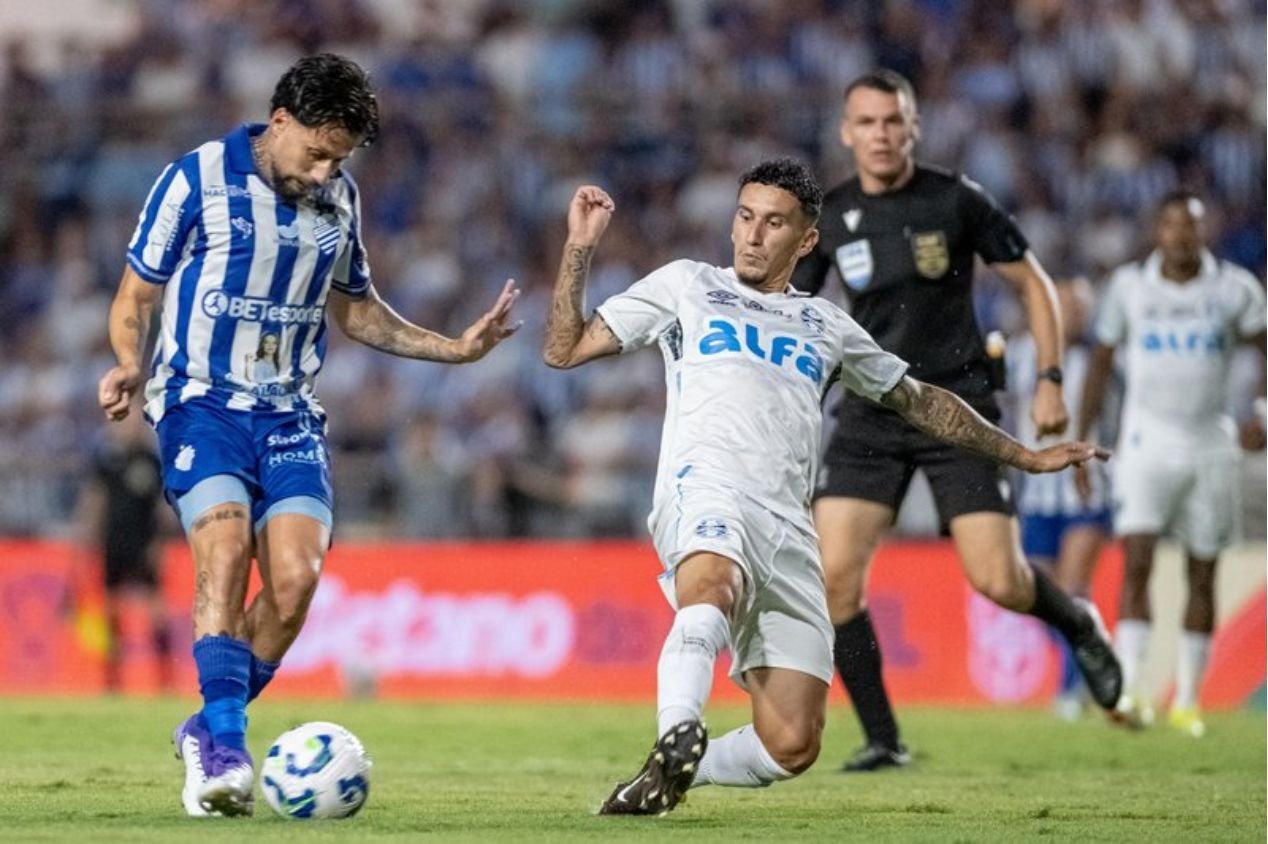Grêmio foi derrotado por 3 a 2 em Alagoas - Foto: Marlon Costa/Agif/Gazeta Press