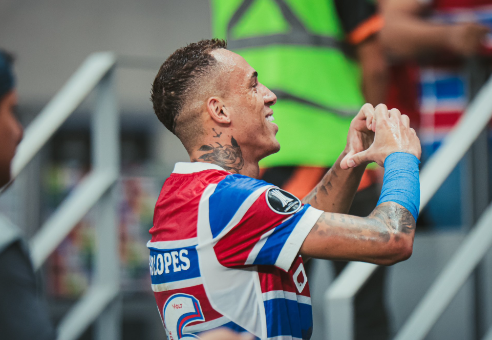 Breno Lopes, do Fortaleza comemorando o gol marcado.