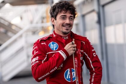 Charles Leclerc durante fanzone com a Ferrari - Foto: Reprodução
