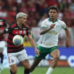 Arrascaeta e Richard Ríos em disputa de bola - Foto: Getty Images