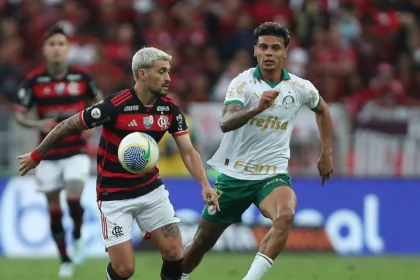Arrascaeta e Richard Ríos em disputa de bola - Foto: Getty Images