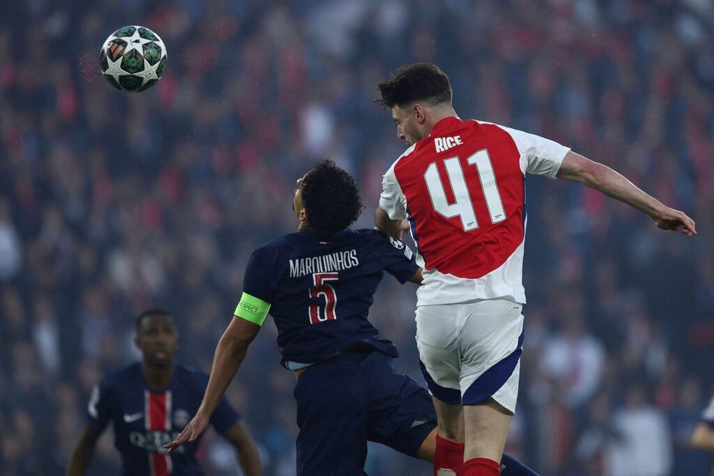 @Arsenal Rice, do Arsenal disputa bola com Marquinhos do PSG