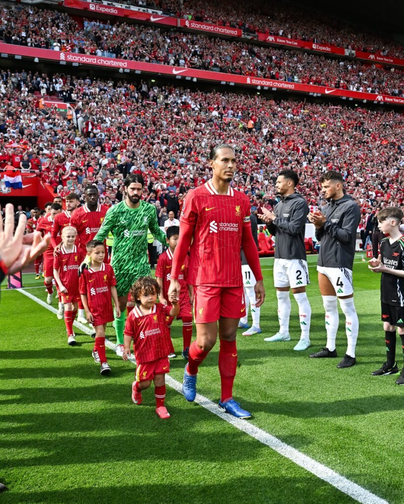 Foto: @brfootball Elenco campeão do Liverpool sendo recebido com aplusos pelos jogadores do Arsenal