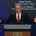 O primeiro-ministro israelense, Benjamin Netanyahu, discursa durante uma coletiva de imprensa em Jerusalém, em 21 de maio de 2025 - Foto: EPA/RONEN ZVULUN / POOL