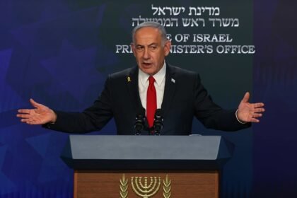 O primeiro-ministro israelense, Benjamin Netanyahu, discursa durante uma coletiva de imprensa em Jerusalém, em 21 de maio de 2025 - Foto: EPA/RONEN ZVULUN / POOL