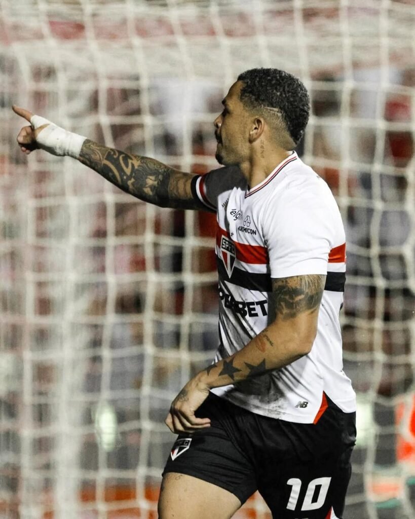 Luciano comemorando o gol no jogo entre São Paulo x Náutico pela Copa do Brasil 2025