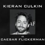 Stanley Tucci tornou Caesar inesquecível — e agora Kieran Culkin assumirá o papel inteiramente - Foto: Reprodução/ X @TheHungerGames
