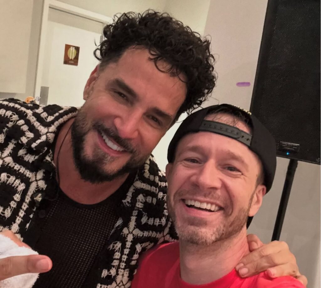 Tiago Leifert e Latino - Foto: Divulgação/Instagram @tiagoleifer