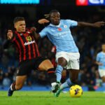 Max Aarons, do Bournemouth, disputa a bola com Jeremy Doku, do Manchester City - Foto: Molly Darlington/Reuters