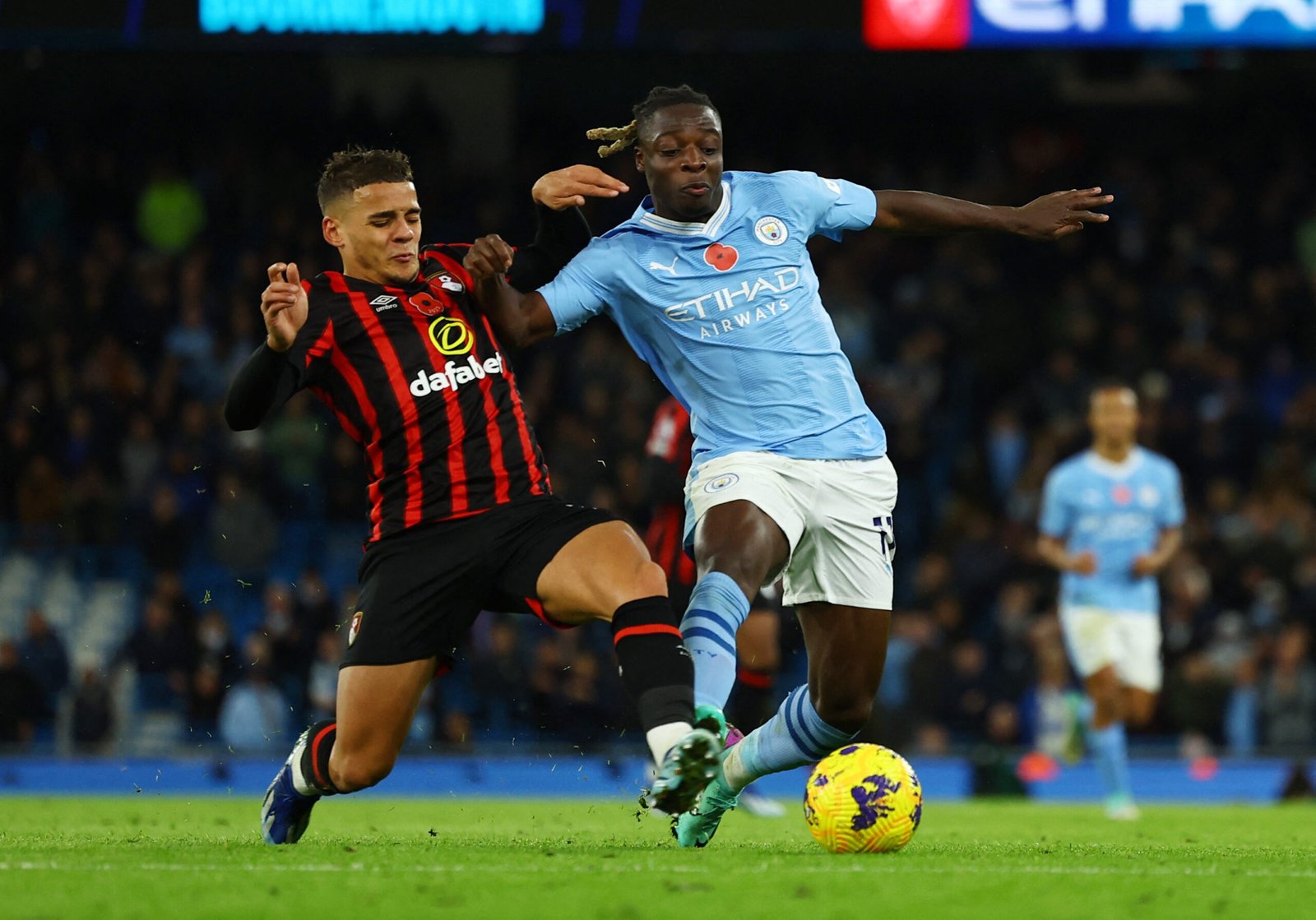 Max Aarons, do Bournemouth, disputa a bola com Jeremy Doku, do Manchester City - Foto: Molly Darlington/Reuters