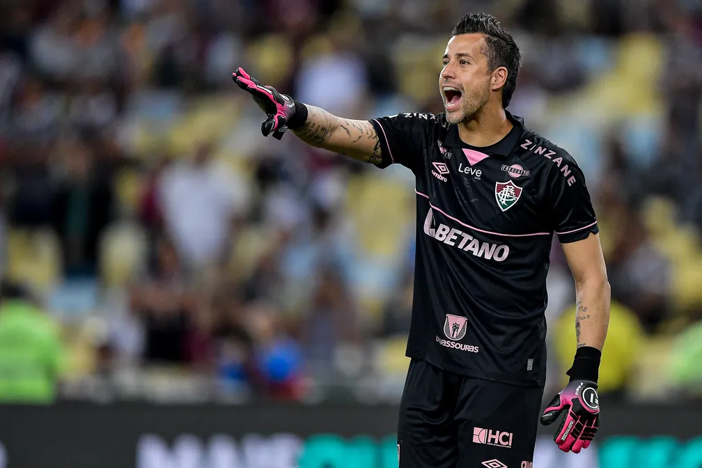 Foto: Thiago Ribeiro/AGIF Fábio em campo pelo Fluminense