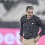 Renato Paiva em Botafogo x Inter - Foto: Thiago Ribeiro/AGIF