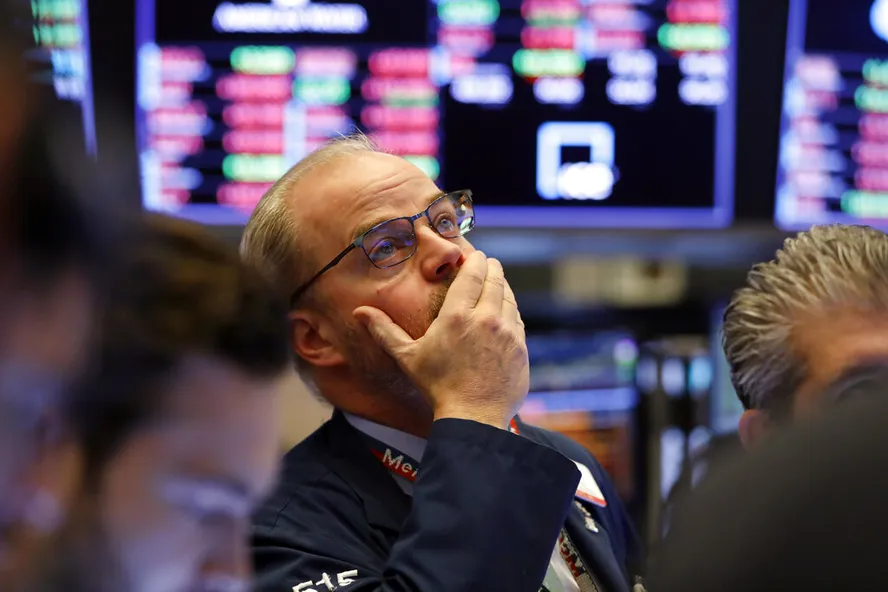 Trader David O'Day na Bolsa de Valores de Nova York (NYSE), em Wall Street — Foto: Richard Drew/AP