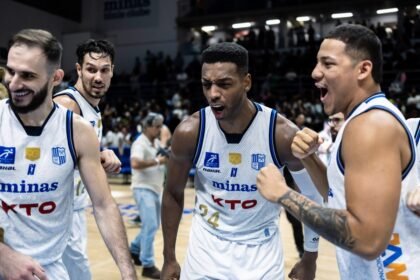 Jogadores do Minas comemoram vaga nas finais do NBB (Foto: Hedgard Moraes/MTC)