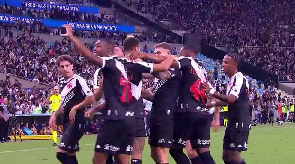 Fernando Diniz: Rayan provoca torcida do Fluminense durante comemoração do Vasco — Foto: Premiere