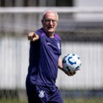 Dorival Junior com a bola, durante treinamento - Foto: Rodrigo Coca/ Ag. Corinthians