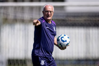Dorival Junior com a bola, durante treinamento - Foto: Rodrigo Coca/ Ag. Corinthians