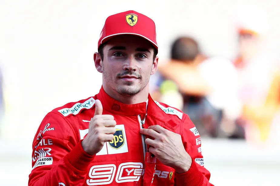 Charles Leclerc preparado para iniciar uma corrida - Foto: Getty Images