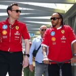 Riccardo Adami e Lewis Hamilton no GP de Mônaco da F1 em 2025 — Foto: Bryn Lennon - Formula 1/Formula 1 via Getty Images