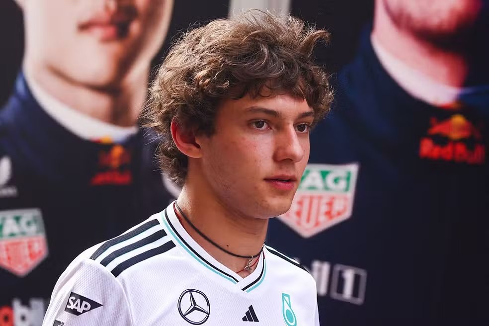 Gabriel Bortoleto: Andrea Kimi Antonelli, piloto da Mercedes na F1 2025 - Foto: Beata Zawrzel/NurPhoto via Getty Images