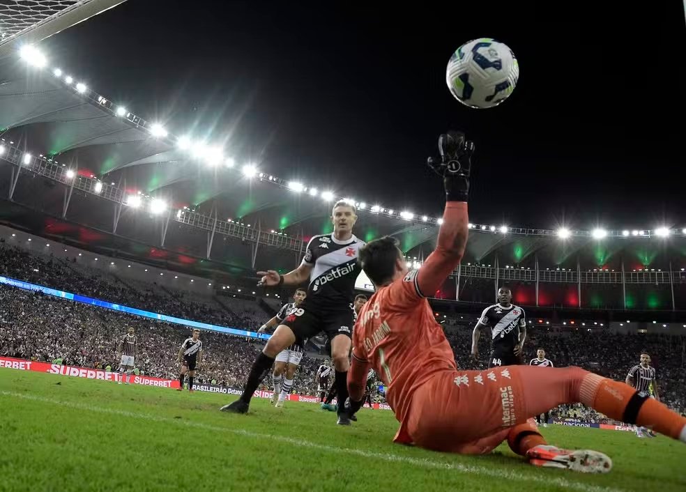 Fernando Diniz: Gol contra de Vegetti, do Vasco, contra o Fluminense — Foto: André Durão