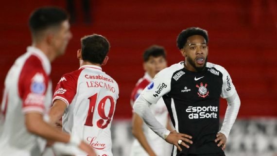 José Martínez, do Corinthians, durante partida contra o Huracán, em Buenos Aires, pela Sul-Americana - Foto: Luis Robayo/Getty Images