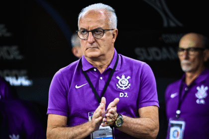Dorival Júnior à beira do campo - Foto: Fabio Giannelli/AGIF