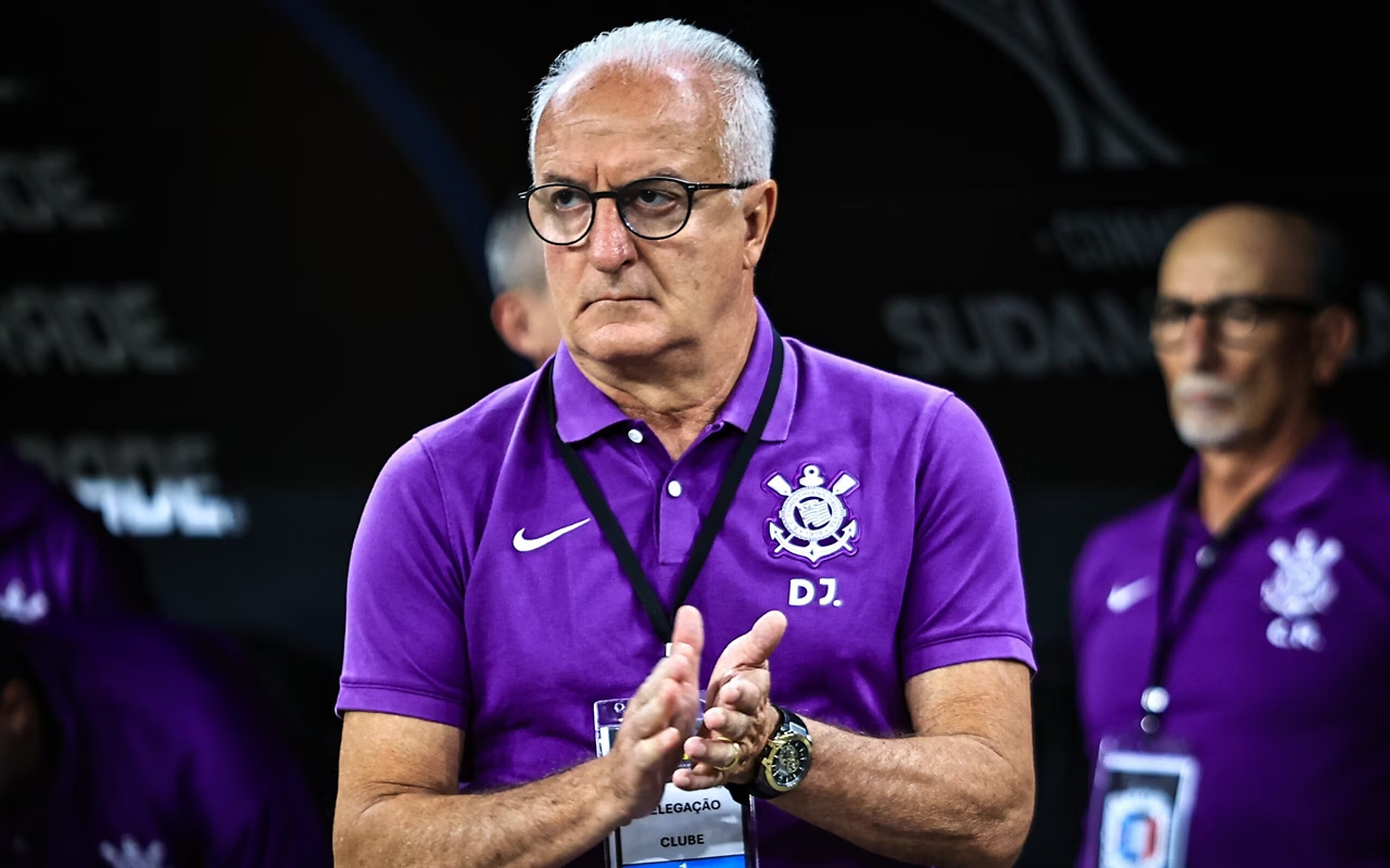 Dorival Júnior à beira do campo - Foto: Fabio Giannelli/AGIF