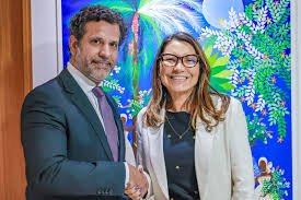 Comissão de Ética: Leonardo Barchini em foto com a primeira-dama Janja; Barchini é servidor público federal há mais de 30 anos - Foto: OEI