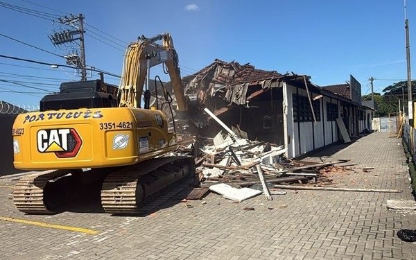 Início da demolição da estrutura das categorias de base para obras no CT Rei Pelé— Foto: Divulgação/Santos FC