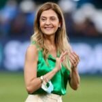 Leila Pereira em campo durante pré-jogo - Foto: Reprodução/Instagram