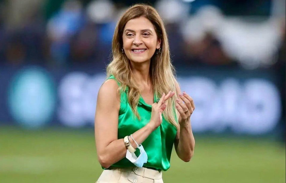 Leila Pereira em campo durante pré-jogo - Foto: Reprodução/Instagram