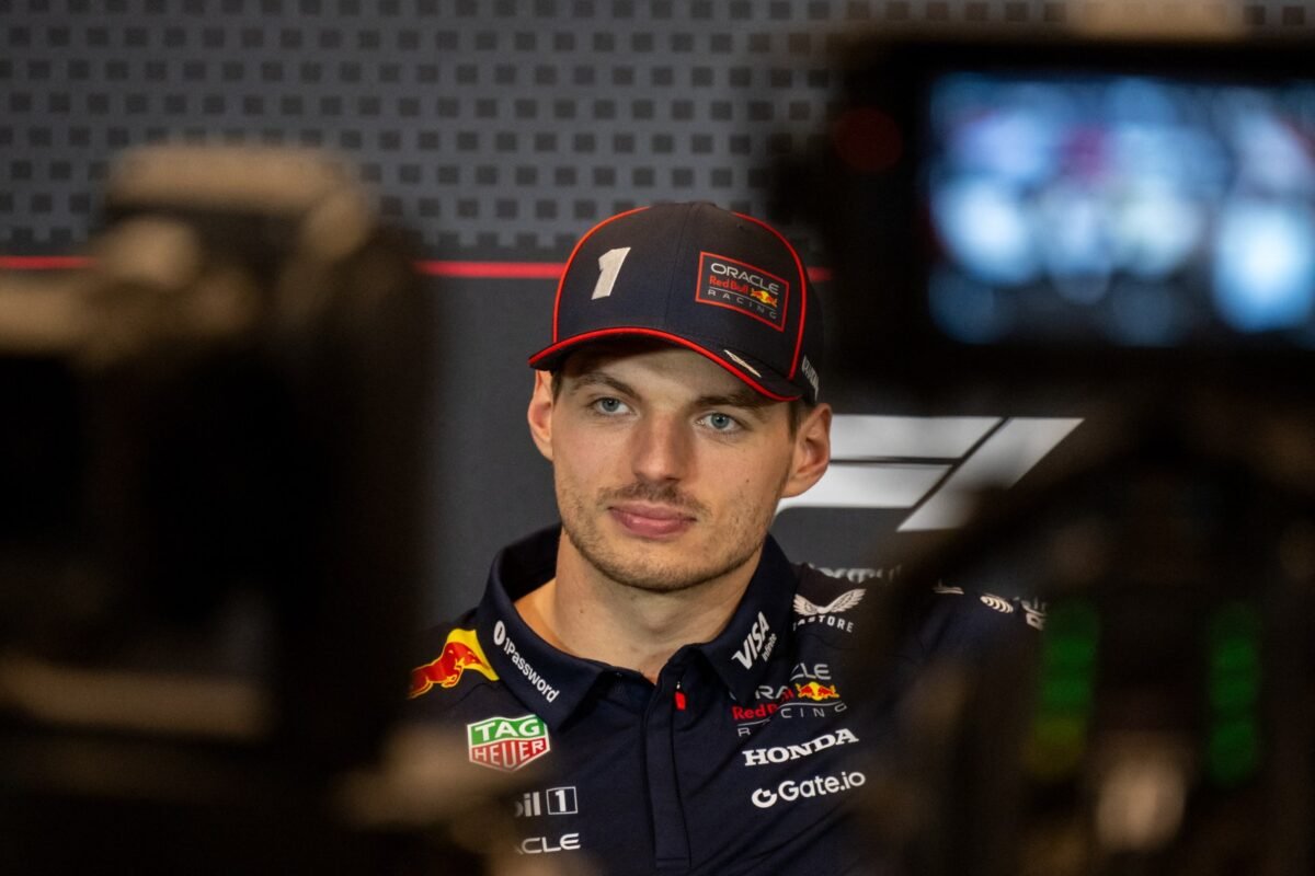 Max Verstappen está cada vez mais perto de seguir com a Red Bull em 2026 - Foto: AFP