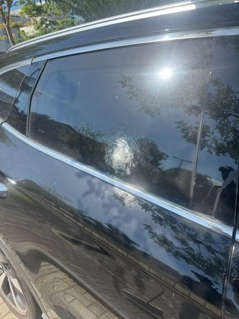 Tiro de raspão no retrovisor do carro de Rossi, na tentativa de assalto — Foto: Reprodução